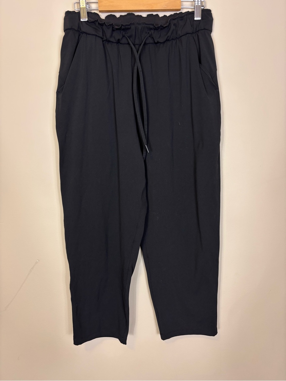 lululemon athletica Black Elastic-Waist Tapered On The Fly Pants Women’s 8